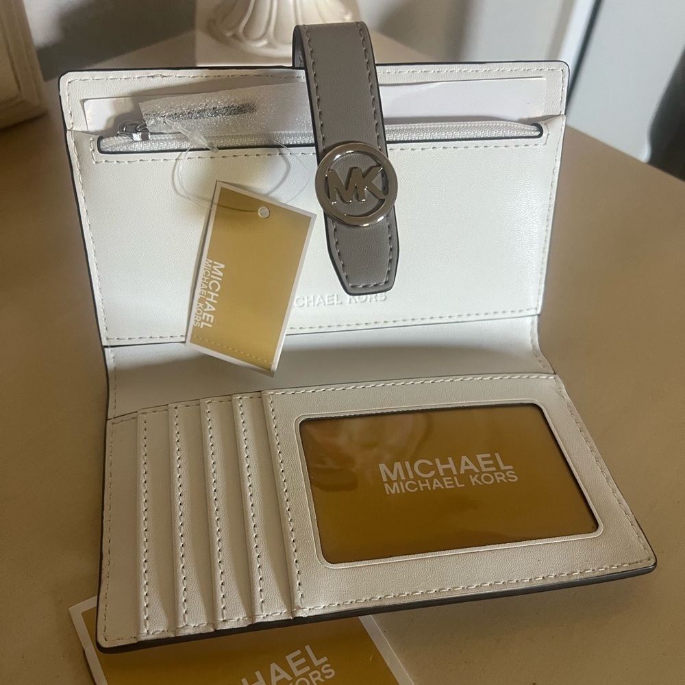 Michael Kors Greenwich Medium Signature Logo Wallet - Picture 4 of 8